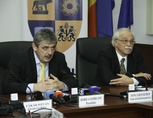 Horea Uioreanu, presedintele CJ Cluj (stanga) si Hanns Dietrich, presedintele KHD