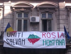 Manifestari impotriva proiectului minier de la Rosia Montana pe o cladire din Bucuresti. 