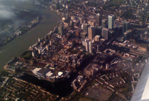 Qatarul şi americanii de la Brookfield au cumpărat districtul londonez "Canary Wharf"