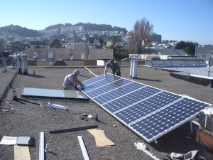 California, primul stat american care obligă la instalarea panourilor solare pe casele noi