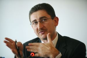 Bogdan Chiriţoiu, preşedintele Consiliului Concurenţei, ne-a spus, în cadrul unui interviu, că reţeaua 5G este mult mai densă decât cele actuale, necesitând mult mai mulţi stâlpi şi mult mai multe antene faţă de reţelele actuale, ceea ce înseamnă costuri foarte mari. 