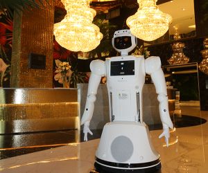 Hotel Sky, prima unitate de cazare africană cu roboţi care ajută personalul