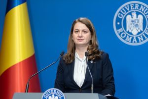 Ligia Deca: "Este absolut regretabil că elevii au fost puşi din nou în situaţia în care să fie în pericol pentru că infrastructura şcolară este perimată. În urma incidentului de la şcoala gimnazială Loamneş, structura Alămor, din judeţul Sibiu, din informaţiile noastre, patru elevi au fost răniţi uşor, sunt numai răni superficiale - din informaţiile pe care eu le-am avut până acum". 