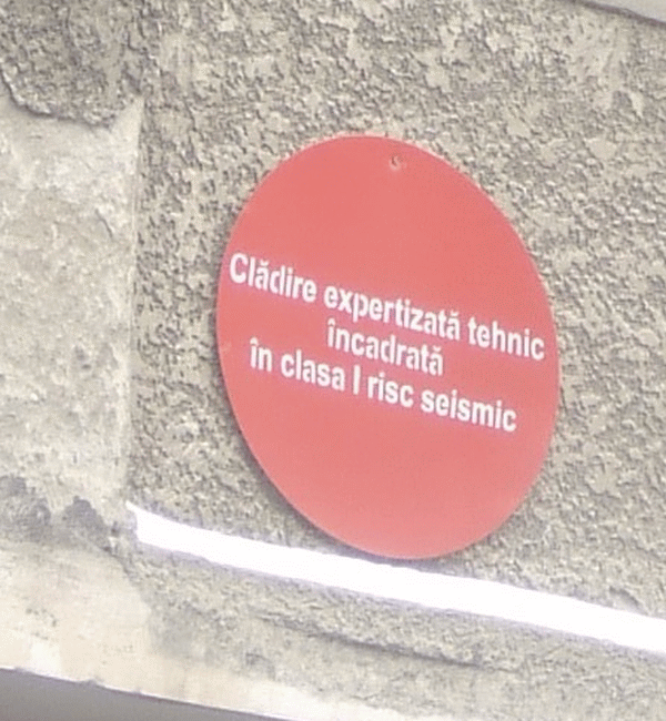 "Guvernul dă prea puţin pentru reabilitarea clădirilor cu bulină roşie"