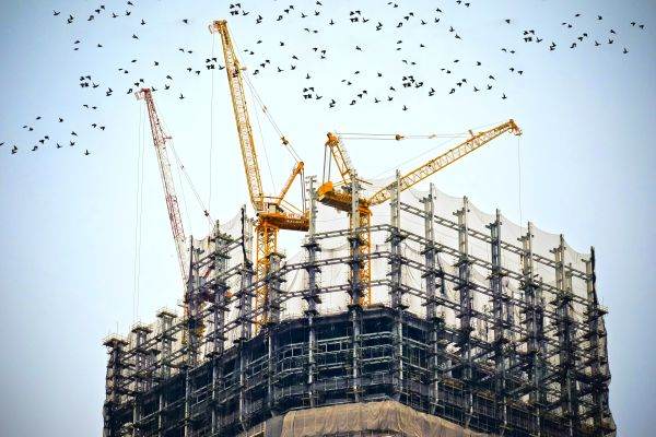 Volumul lucrărilor de construcţii a crescut anul trecut, ca serie brută, cu 12,9%, faţă de 2021